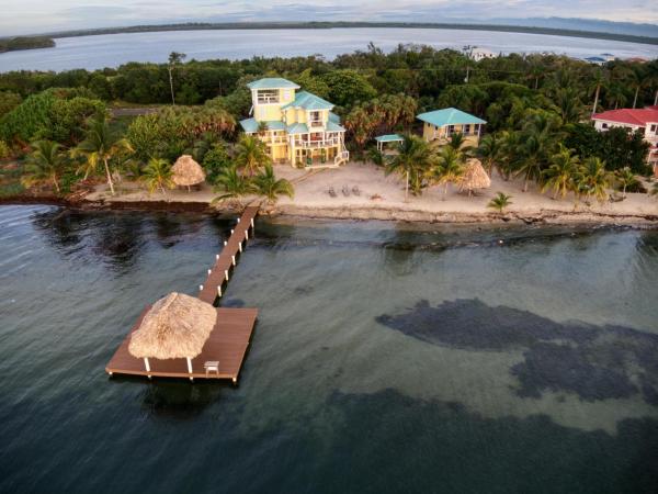 Lucky Duck Villa - Private Beach Escape, Buchen Sie Villa Hotels in Stann Creek mit Parkplatz, Parkplätze