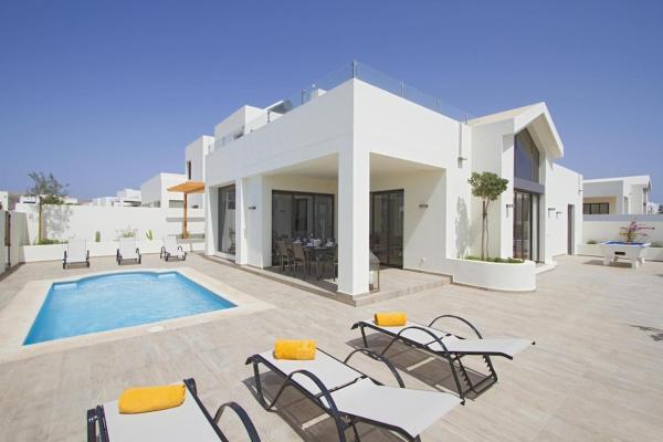 Luxury Villa Near beach 1km Swimming pool Tennis court Great for all ages, Prenota Villa Hotel a Isole Canarie con parcheggio, Parcheggio