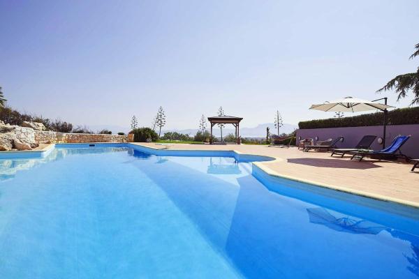 Villa Dennis, Prenota Villa Hotel con piscina a Corinthia Regional Unit, Piscina