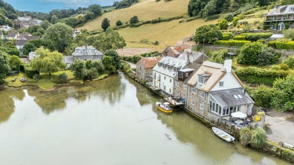 Duck Cottage - Waters Edge, Exclusive Village Location, Buchen Sie Ferienhaus Hotels in Totnes mit Parkplatz, Parkplätze