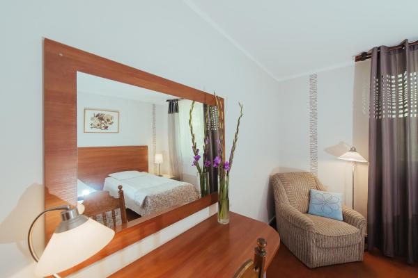Hotel Pod Sosnami, Prenota Hotel Osieck Masovia