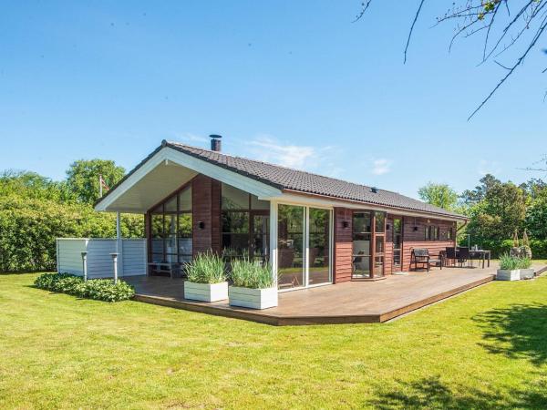 8 person holiday home in Ulfborg, Prenota Casa vacanze Hotel a Vestjylland con parcheggio, Parcheggio