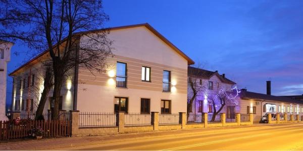 Hotel Stara Fabryka, Buchen Sie  Hotels in Heiligkreuz mit Parkplatz, Parkplätze