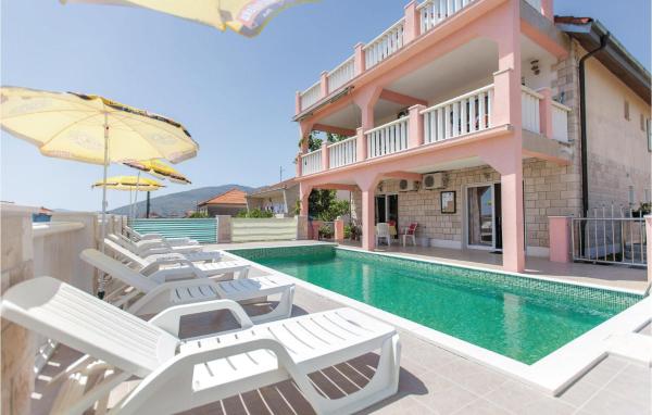 5 Bedroom Lovely Home In Trogir, Buchen Sie Ferienhaus Hotels in Gespanschaft Split-Dalmatien mit Parkplatz, Parkplätze