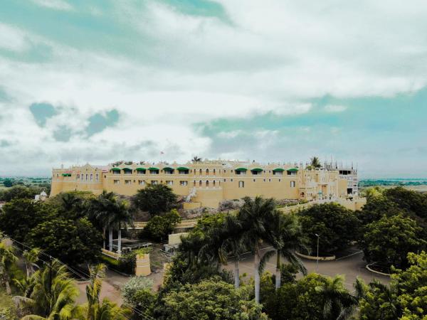 Heritage Khirasara Palace, Réserver  Hôtels à Gujarat avec piscine, Piscine