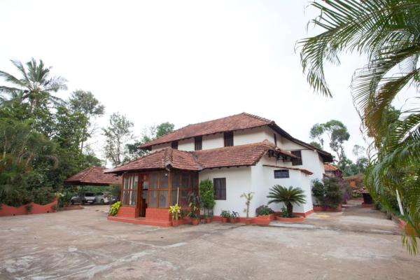 Sardar Bahadurs Heritage Bungalow Estate Stay, Buchen Sie Bed & Breakfast  
