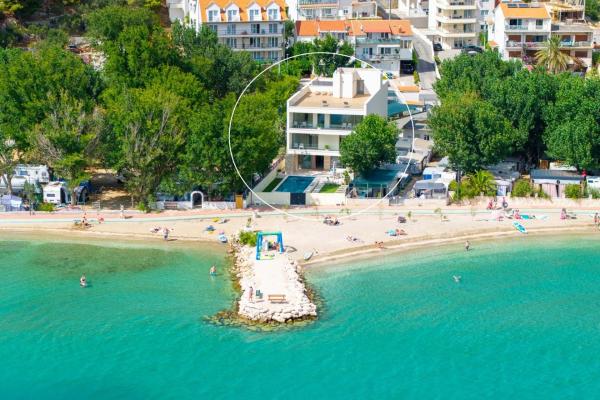 Beachfront Villa Erce with private 40sqm heated pool, a Gym, 7 en-suite bedrooms, a rooftop terrace, 2 living areas, Buchen Sie Villa Hotels in Gespanschaft Split-Dalmatien mit Pool, Schwimmbad