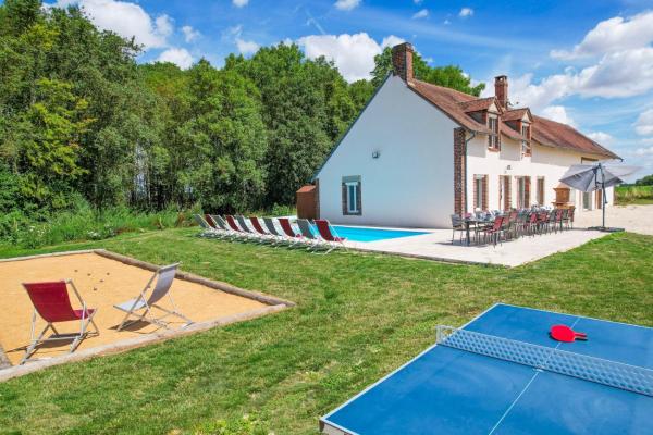 So Villa Les Houx 45 - Heated pool - Soccer - 2h from Paris - 30 beds, Prenota Villa Triguères Centro