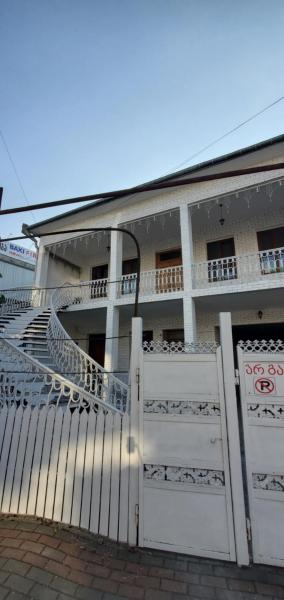 шорена, Prenota Alloggio in famiglia Hotel a Ajara con parcheggio, Parcheggio