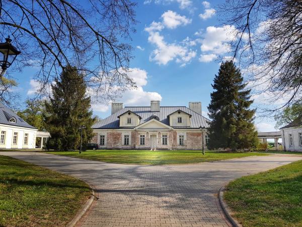 Pałac w Krzelowie, Buchen Sie  Hotels in Heiligkreuz mit Parkplatz, Parkplätze