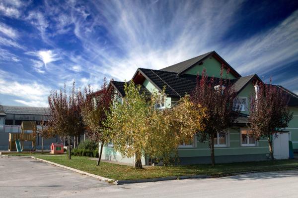 Rooms En Krajcar, Buchen Sie Bed & Breakfast Cerknica Innerkrain