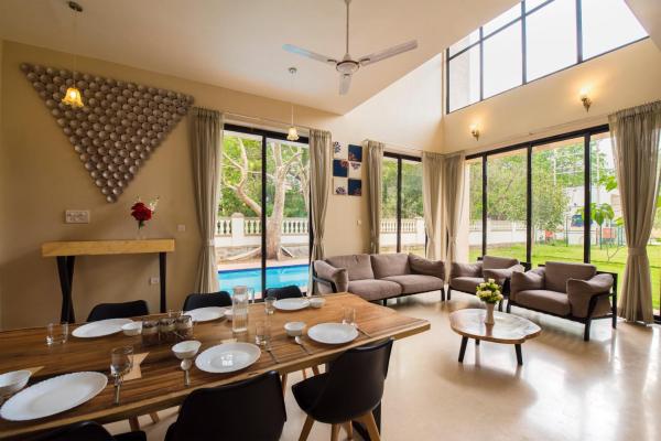 StayVistas Greenwoods Villa 10 - City-Center Villa with Private Pool, Terrace, Lift & Carrom Board, Réserver Villa Hôtels à Maharashtra avec piscine, Piscine