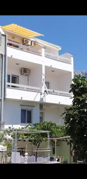 Apartmani Jukanovic, Buchen Sie Pension Hotels in Gespanschaft Split-Dalmatien mit Parkplatz, Parkplätze