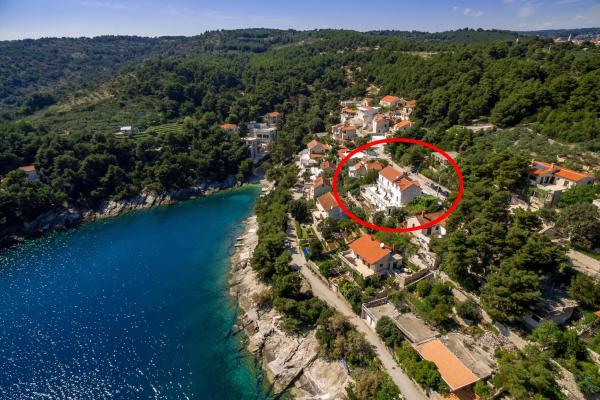 Apartments by the sea Puntinak, Brac - 19491, Prenota Appartamento Hotel a Croatian Islands con parcheggio, Parcheggio