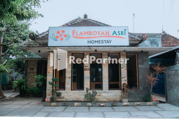 Flamboyan Asri Syariah Mitra RedDoorz near Kampung Inggris Pare, Prenota Hotel Hotel a East Java con parcheggio, Parcheggio