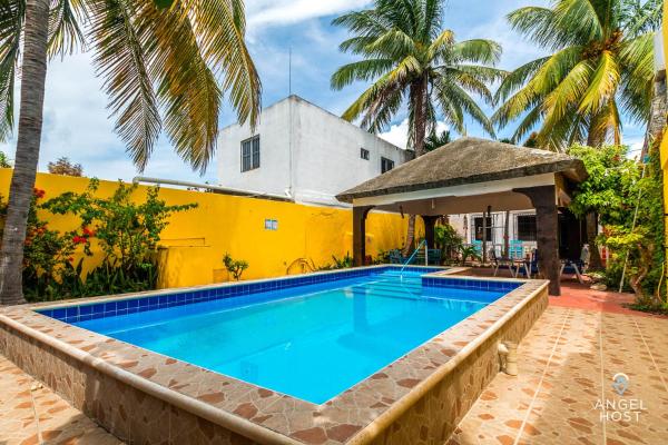 Malecon Beach House in Progreso 1 block from beach, Prenota Appartamento Hotel con piscina a Progreso, Piscina