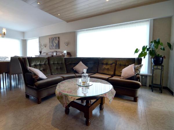 Spacious holiday home in Ruiselede with a garden, Prenota Casa vacanze Hotel a Flanders con parcheggio, Parcheggio