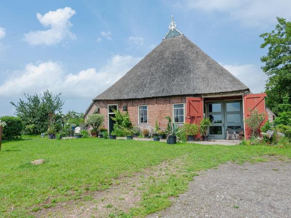 Characteristic head neckhull farm with rowing boat, Reserva ahora Apartamento Burum Frisia