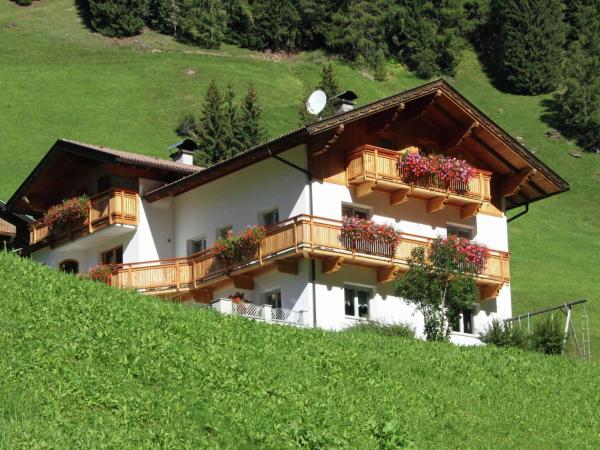 Home with a wooden decor and full of atmosphere, Prenota Appartamento Hotel a Tirolo con parcheggio, Parcheggio