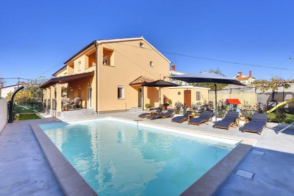 Villa mit privatem Pool, Spielplatz, WLAN, Klima, BBQ, Reserva ahora Casa o chalet Pula Pula