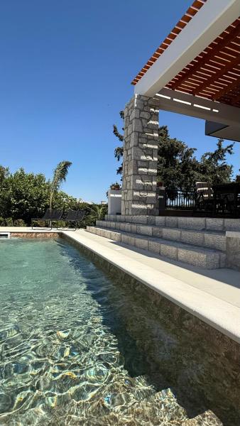 Seaview Villa - Amazing Sea & Mountain View, Reserva ahora Villa Hoteles con piscina en Rodas, Piscina