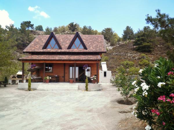 Agros Timber Log House, Prenota Chalet Hotel a Troodos con parcheggio, Parcheggio