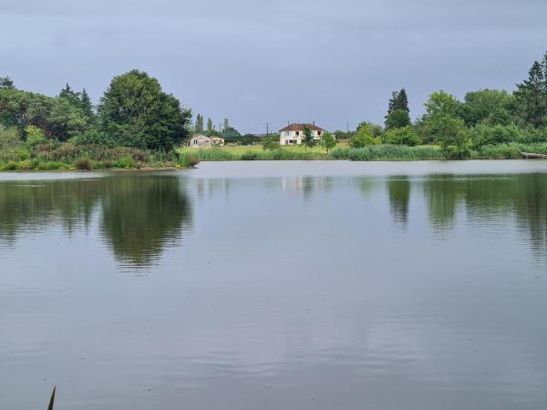 Escapade Nature : Maison et Lofts Privés avec Piscine, Étang de Pêche et Grandes Terrasses - FR-1-591-365, Réserver Maison de vacances Bélâbre 