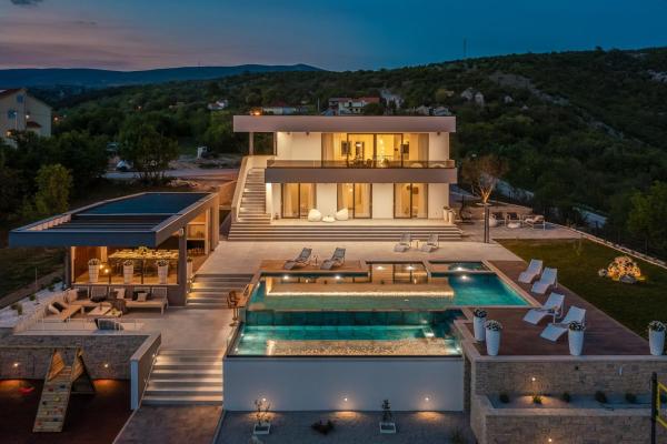 Luxury Villa Arya with 77sqm heated pool, hot-tub, sauna, gym, billiard, playgrounds, 6 bedroom, Buchen Sie Villa Hotels in Gespanschaft Split-Dalmatien mit Pool, Schwimmbad
