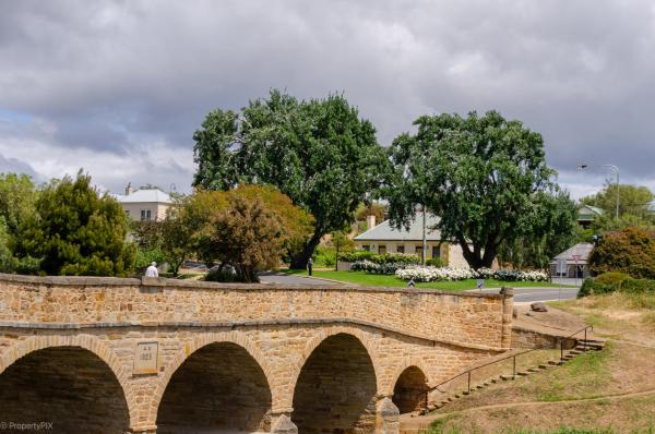 BRIDGE COTTAGES Sargeants & Armoury Cottages 1823 - HISTORY & CHARM, Prenota Appartamento Richmond 