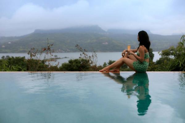 Mawi Infinitty Villa by StayVista - A lake-view villa with an infinity pool for a luxurious stay, Réserver Villa Hôtels à Maharashtra avec piscine, Piscine
