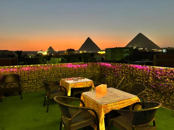 Jana pyramids view in 3, Prenota Bed & breakfast Hotel a Cairo Governorate con parcheggio, Parcheggio