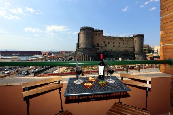 AnGiò holiday rooms, Buchen Sie Pension Anlegestelle Molo Beverello Neapel