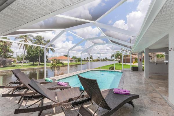 Luxury Villa on Freshwater Lake with Heated Pool Villa Mohave Lake Roelens Vacations, Buchen Sie Ferienhaus Villen in Florida, Villa