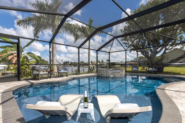Stunning Waterfront Villa Direct Gulf Access, Kayaks, Heated Pool Sanctuary on Savona, Prenota Casa vacanze Hotel SPA a Florida, SPA