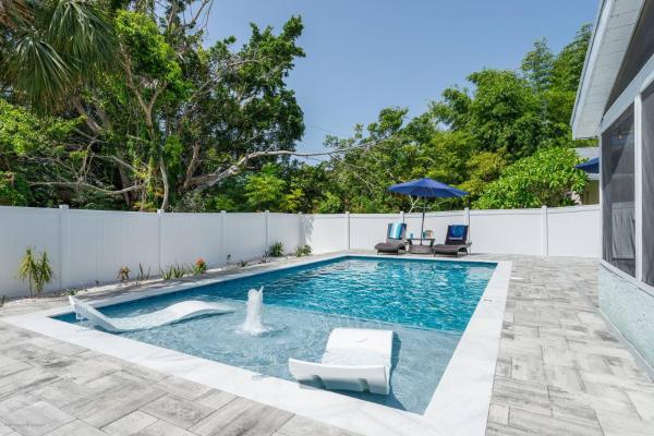 Quaint Cottage in a South Sarasota Neighborhood