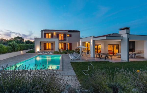 Villa Dora in Central Istria kids friendly with private pool and playground for 10 persons, Reserva ahora Villa Hoteles en Istria central con piscina, Piscina