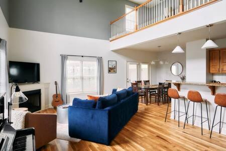 The Commodore - Stunning Vandy Home, Walk To It All, Buchen Sie Ferienhaus Hotels in Tennessee mit Parkplatz, Parkplätze