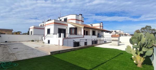 Villa Bassani, grande e luminosa ideale per gruppi, Prenota Villa Hotel a Infernetto con parcheggio, Parcheggio