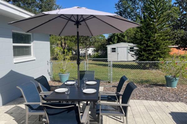 Main Attraction is a Renovated 3 BR Pet Friendly Home with Fenced Yard just Minutes Away From Busch Gardens & USF, Buchen Sie Ferienhaus Tampa Florida, in der Nähe von Skyride