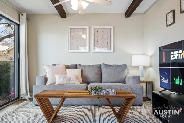 Walk to Zilker Patio w a View Elevated Balcony, Buchen Sie Ferienhaus Austin Greater Austin, in der Nähe von Lamar Beach