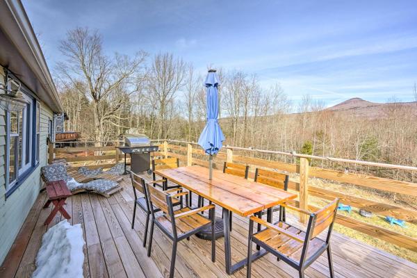 Catskills Cottage with Deck, 7 Mi to Hunter Mtn, Buchen Sie Ferienhaus  