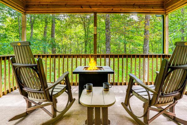 Dahlonega Cabin with Hot Tub, 4 Mi to Downtown, Buchen Sie Ferienhaus Hotels in Georgia mit Parkplatz, Parkplätze