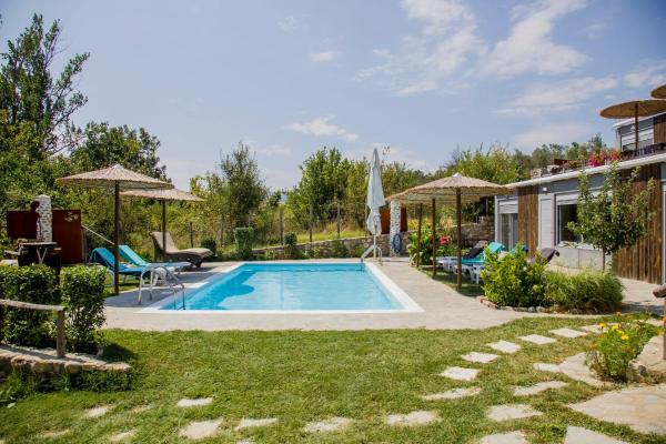 Roxani Aqua Bliss - Serene Garden Getaway, Prenota Casa vacanze Evkarpía Macedonia