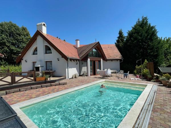Spacious 3 bedroom house with heated pool, Buchen Sie Villa Hotels mit Pool in Mitteltransdanubien, Schwimmbad