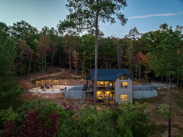 The Llaguna Lodge - New Cabin, Sleeps 10, Fire Pit, Hot Tub, in Blue Ridge , GA, Buchen Sie Ferienhaus Blue Ridge Georgia