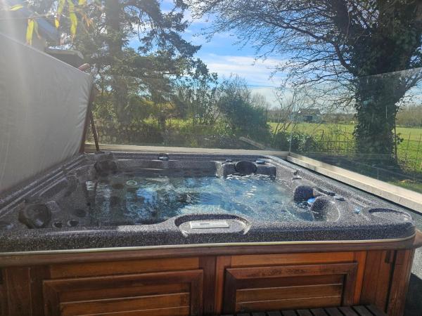 Contemporary Dublin Suite with Hot Tub, Prenota Lodge Lispapple Cross Roads Contea di Dublino