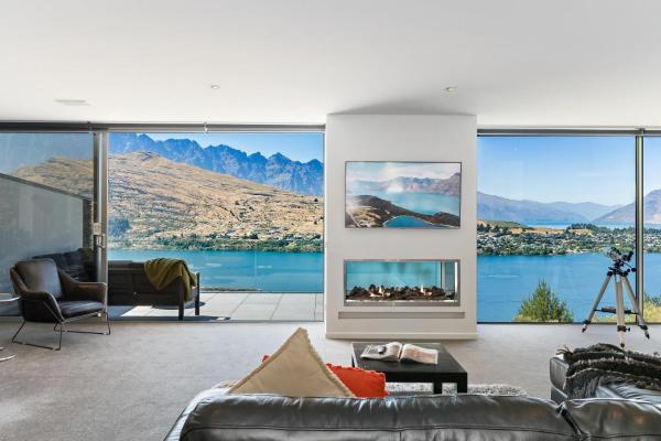 Remarkable Lake View Modern Executive Home, Buchen Sie Ferienhaus Queenstown 