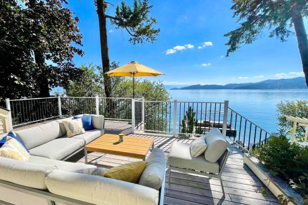 Peaceful Lakeside Retreat with Deck and Amazing Views, Buchen Sie Ferienhaus Lakeside Montana