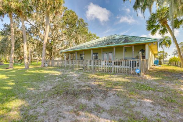 On Lake Istokpoga Lorida Home with Lanai, Buchen Sie Ferienhaus Villen in Florida, Villa
