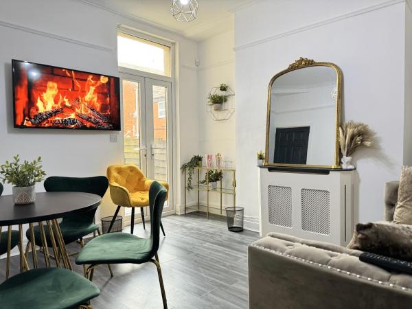 4 Bedroom Anfield House, 7 beds, Free Parking, Garden - 5 mins to LFC, 15 mins to City Centre, Buchen Sie Ferienhaus Hotels in Merseyside mit Parkplatz, Parkplätze